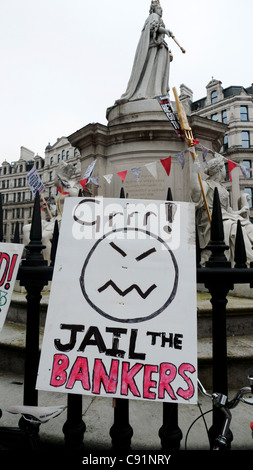 La prison "Bankers' signe par la reine Victoria statue la Cathédrale St Paul Mouvement Occupy à Londres Octobre 2011 KATHY DEWITT Banque D'Images