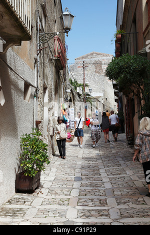 Erice est une ville historique sur le Mont Erice dans la province de Trapani en Sicile. La poterie locale est à l'affiche au boutiques de la vieille Banque D'Images