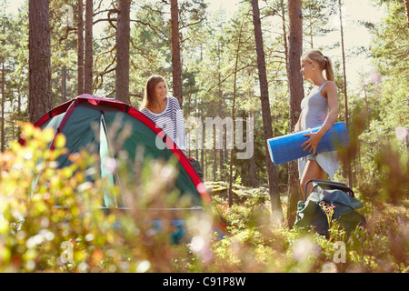 Les femmes la mise en place de camping en forêt Banque D'Images