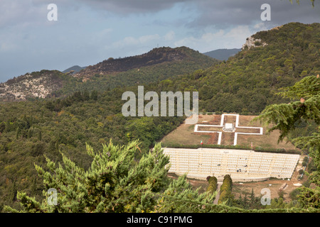 Cimetière de guerre polonais et la vallée du Liri à partir de l'abbaye de Monte Cassino Banque D'Images