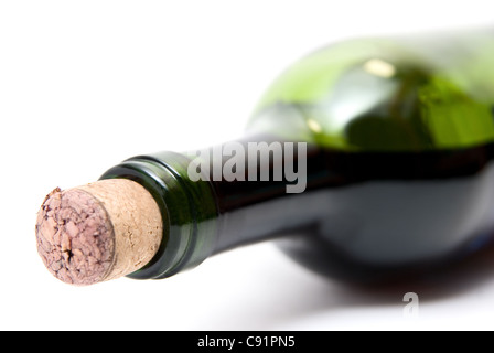 Close-up de bouteille de vin rouge isolé sur fond blanc Banque D'Images