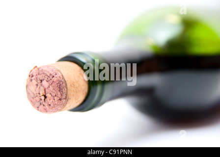 Close-up de bouteille de vin rouge isolé sur fond blanc Banque D'Images