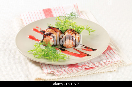 Apéritif - Boulettes de viande enveloppés dans des tranches de l'aubergine Banque D'Images