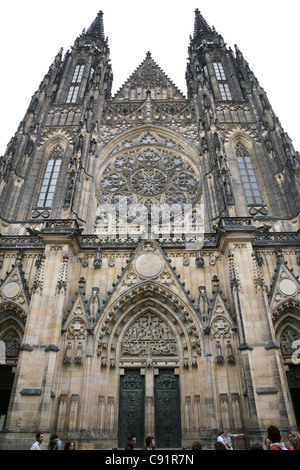 Façade occidentale par Josef Mocker de St Vitus' cathédrale dans le château de Prague à Prague, République tchèque. Banque D'Images