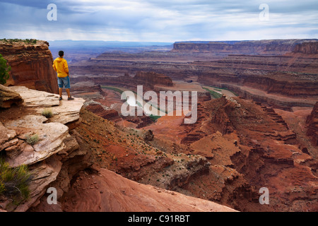 Tourist à Dead Horse Point regarder la rivière Colorado, Dead Horse Point State Park