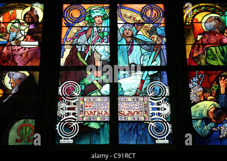 Détail de la verrière par Alfons Mucha à St Vitus cathédrale dans le château de Prague à Prague, République tchèque. Banque D'Images