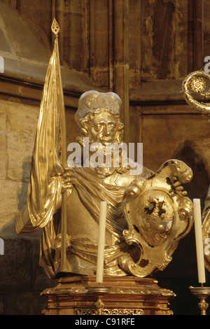 Buste d'argent de Saint-venceslas près des reliques de saint Adalbert de Prague à St Cathédrale Saint-Guy de Prague, en République tchèque. Banque D'Images