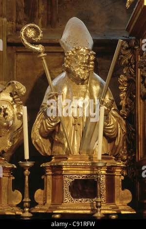 Buste d'argent de saint Adalbert de Prague, près des reliques de saint Adalbert à St Cathédrale Saint-Guy de Prague, en République tchèque. Banque D'Images