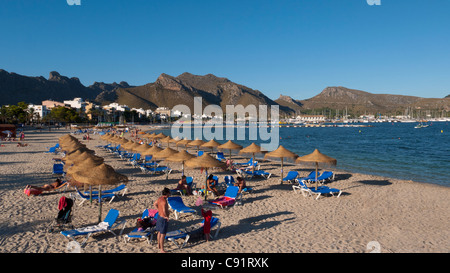 Beach et la baie de Puerto de Pollensa, Mallorca, Espagne Banque D'Images