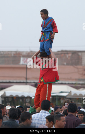 Acrobates de rue à la place Jemaa el-Fna à Marrakech, Maroc. Banque D'Images