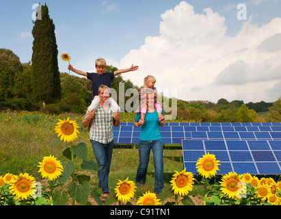 Dans le champ de la famille par des panneaux solaires Banque D'Images