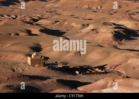 Marabout au désert du Sahara, près du village fortifié d'Ait Benhaddou au Maroc. Banque D'Images