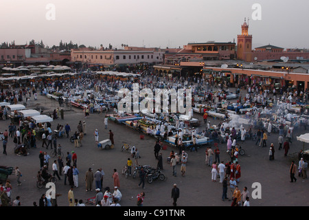 Des stands de nourriture en soirée à la place Jemaa el-Fna à Marrakech, Maroc. Banque D'Images