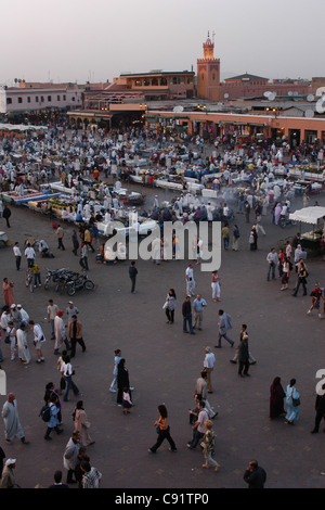 Des stands de nourriture en soirée à la place Jemaa el-Fna à Marrakech, Maroc. Banque D'Images