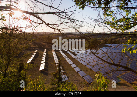 Vue aérienne du champ de panneaux solaires Banque D'Images