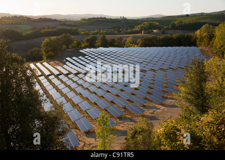 Vue aérienne du champ de panneaux solaires Banque D'Images