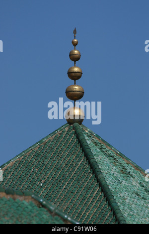 Globe terrestre au-dessus du toit du mausolée de Moulay Ismaïl à Meknès, Maroc. Banque D'Images