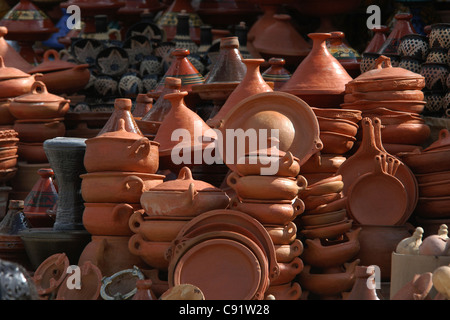 Street shop avec poterie céramique tajine au El Hedime place en face de la porte Bab Mansour à Meknès, Maroc. Banque D'Images