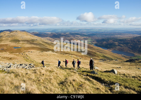 Les promeneurs marchant dans Y Foel Goch sur l'Est de l'éventail vers Capel Curig Glyderau Snowdonia National Park dans le Nord du Pays de Galles Royaume-uni Grande-Bretagne Banque D'Images