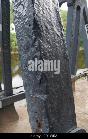 Près d'un fer à repasser sur le pont de fer historique, dans la gorge d'Ironbridge, Shropshire, au Royaume-Uni. Banque D'Images