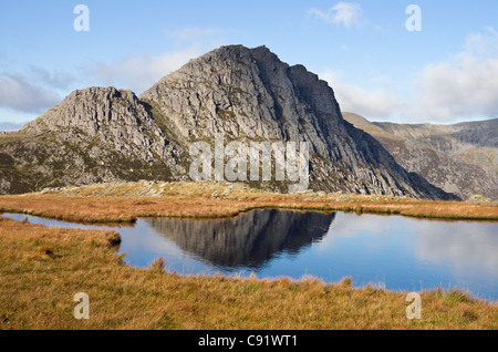 Vue sur Llyn Y-Caseg fraith lake pour monter au sommet de montagne Tryfan Parc National de Snowdonia. Le Nord du Pays de Galles, Royaume-Uni, Angleterre Banque D'Images