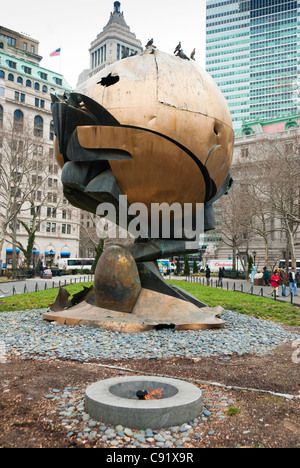 Le World Trade Center Sphere anciennement situé près des tours jumelles maintenant dans Battery Park NEW YORK Banque D'Images