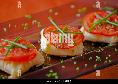 Poches de pâte feuilletée remplie de fromage, tomates grillées Banque D'Images