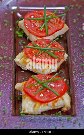 Poches de pâte feuilletée remplie de fromage, tomates grillées Banque D'Images