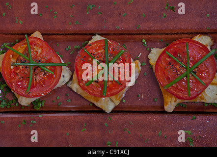 Poches de pâte feuilletée remplie de fromage, tomates grillées Banque D'Images