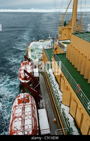 Neige sur le navire Kapitan Khlebnikov, Cap Adare, mer de Ross, Antarctique. Banque D'Images
