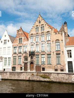 Un grand nombre de maisons de marchands historique de Bruges face à un réseau complexe de canaux qui servaient de routes commerciales dans le passé Banque D'Images