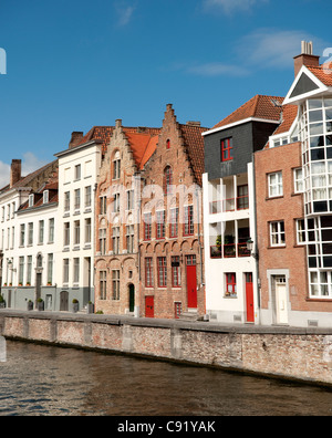 Un grand nombre de maisons de marchands historique de Bruges face à un réseau complexe de canaux qui servaient de routes commerciales dans le passé Banque D'Images