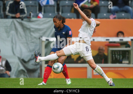 Amy LePeilbet des États-Unis (R) défend contre Marie-Laure Irène Deliège de France (2011) au cours d'une demi-finale de la Coupe du Monde féminine Banque D'Images