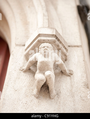 Bruges est une ville à prédominance catholique, avec beaucoup de belles églises et de sculpture avec la Vierge et les saints Banque D'Images