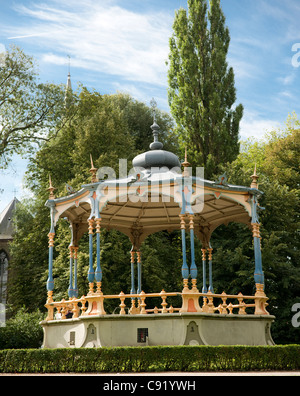 Reine Astrid Park (Koningin Astrid-Park) est l'un des plus jolis parcs de Bruges avec une elborate kiosque où l'été Banque D'Images