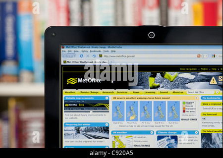 Le Met Office website tourné contre un meuble en arrière-plan (usage éditorial uniquement : -Print, télévision, e-book et le comité éditorial du site). Banque D'Images