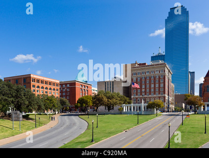 Site de l'assassinat de Kennedy en regardant vers Dealey Plaza avec l'ancien Texas Schoolbook Depository à gauche, Dallas, Texas, USA Banque D'Images