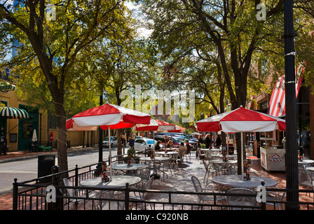 Les Tables sur le trottoir à l'extérieur de TGI Fridays, N Market Street dans le West End Historic District, Dallas, Texas, USA Banque D'Images