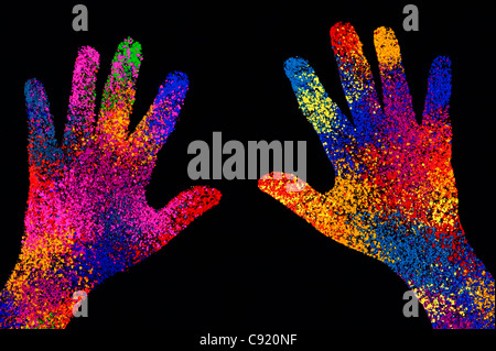 Childs hand print multicolore sur fond noir Banque D'Images