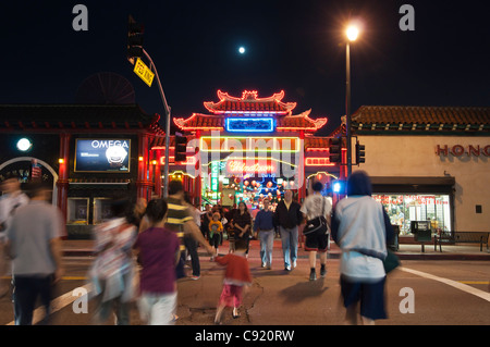 De grandes foules le soir à Los Angeles Chinatown les soirs d'été. Banque D'Images