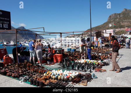 Un petit marché sur le quai à Hout Bay la vente d'une sélection de souvenirs artisanaux traditionnels. Banque D'Images