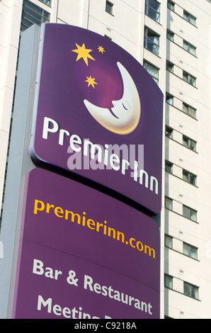 Hôtel Premier Inn signe à Cardiff, Pays de Galles, Royaume-Uni Banque D'Images