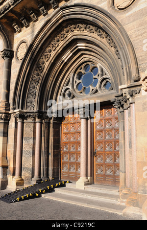 Style gothique porte voûtée de la principale entrée sud de l'Université de Glasgow en Écosse Banque D'Images