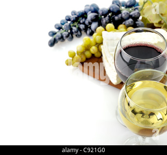 Verres à vin rouge et blanc avec du fromage et du raisin Banque D'Images