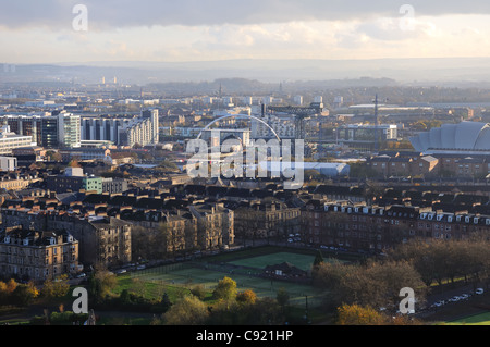 Vue sud sur des repères de Glasgow Clyde Arc, y compris Finnieston Crane, Armadillo et au-delà. Banque D'Images