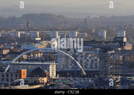 Vue sud sur le Clyde Glasgow à l'Arc, Finnieston Crane, Rotunda et au-delà. Banque D'Images