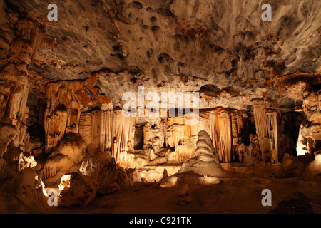 La Cango Caves à Oudtshoorn sont une attraction populaire et touristique qu'elles contiennent des salles spectaculaires de calcaire et grand Banque D'Images