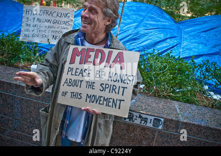 Occupy Wall Street OWS manifestation de protestation, Zuccotti Park, à Manhattan, NYC manifestant mouvement médias demande de l'honnêteté. Banque D'Images