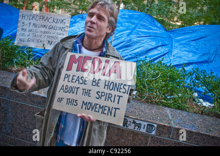 Occupy Wall Street OWS manifestation de protestation, Zuccotti Park, à Manhattan, mouvement protestataire. Demandez à NYC pour l'honnêteté des médias Banque D'Images