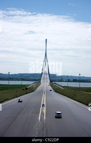 Le Pont de Normandie est un pont à haubans qui enjambe la Seine qui, à son ouverture est le plus long de son type Banque D'Images